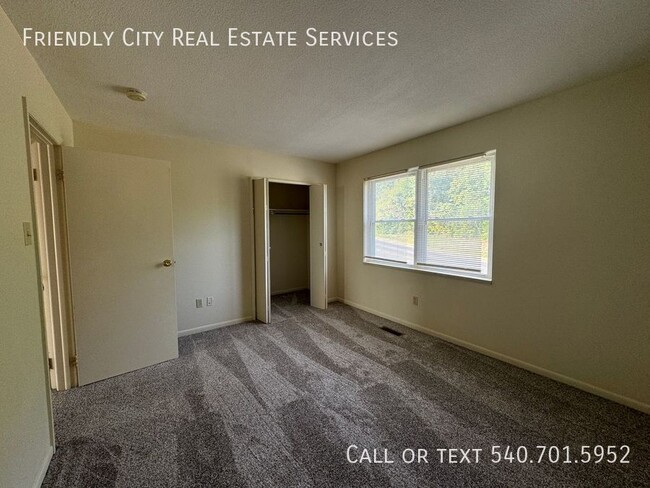 Building Photo - 1E Holly Ct-