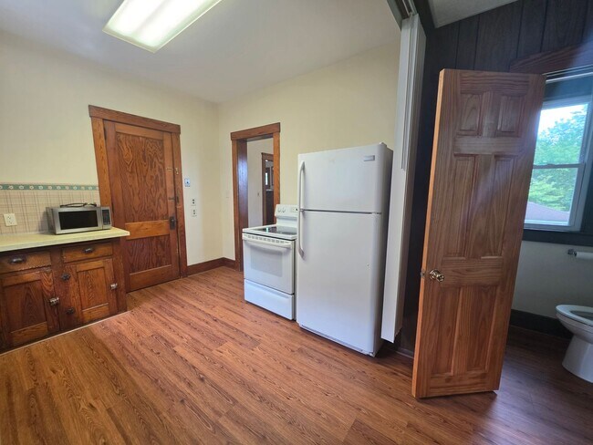 Building Photo - Kent Ohio 2 Bedroom 1.5 Bath 2 Bonus Rooms.