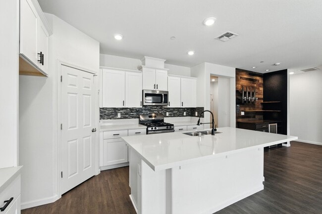 Building Photo - Modern, solar-ready, 3 bed / 2 bath House ...