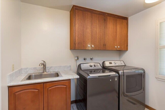 Building Photo - 13434 Old Oak Way