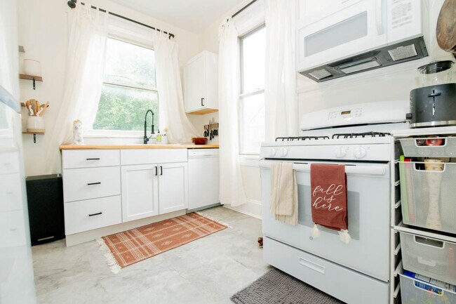 Building Photo - 1628 De Sales Ln