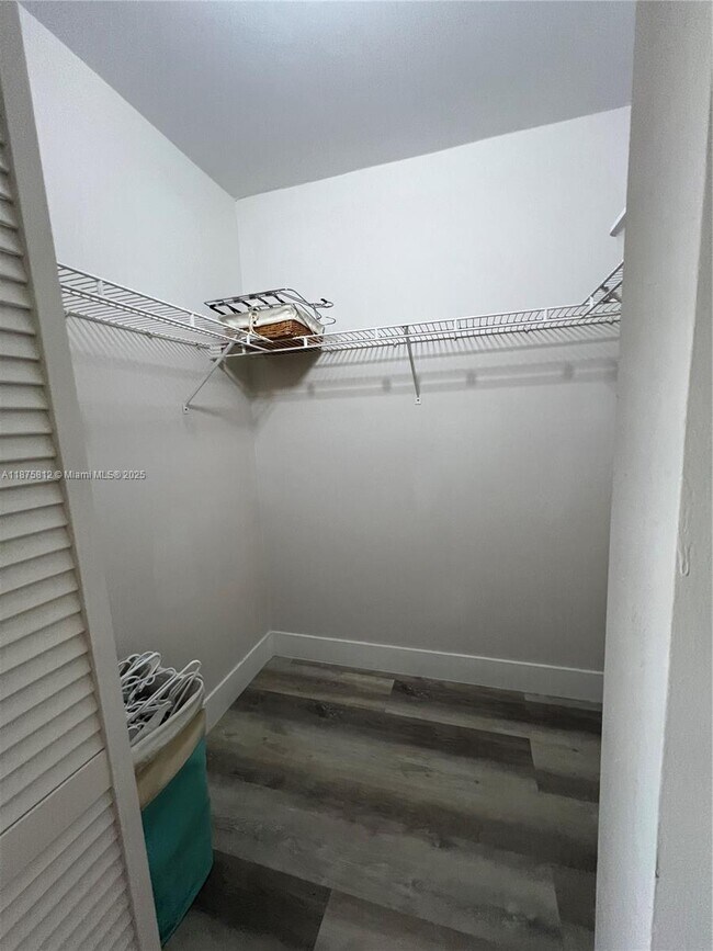 Building Photo - 4950 E Sabal Palm Blvd