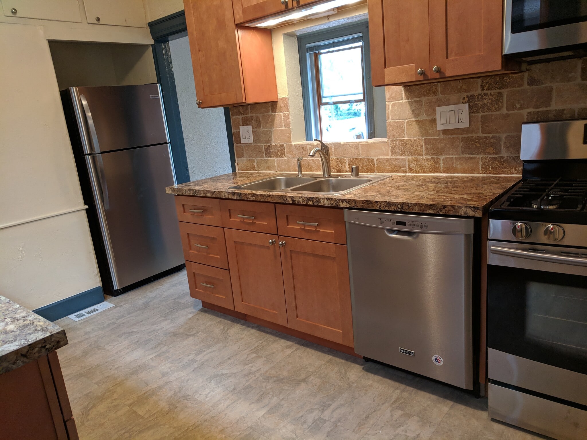 Kitchen - 200 W Irvington Pl