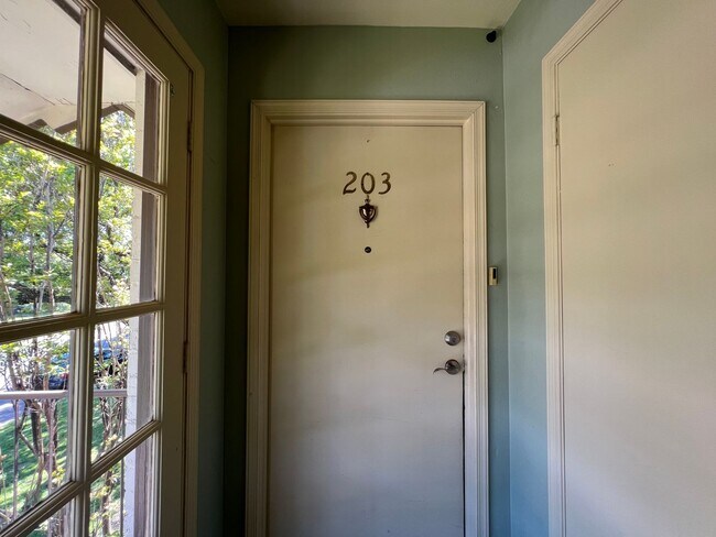 Building Photo - Ridglea4004 #203 ***MAINTENANCE-HOA***