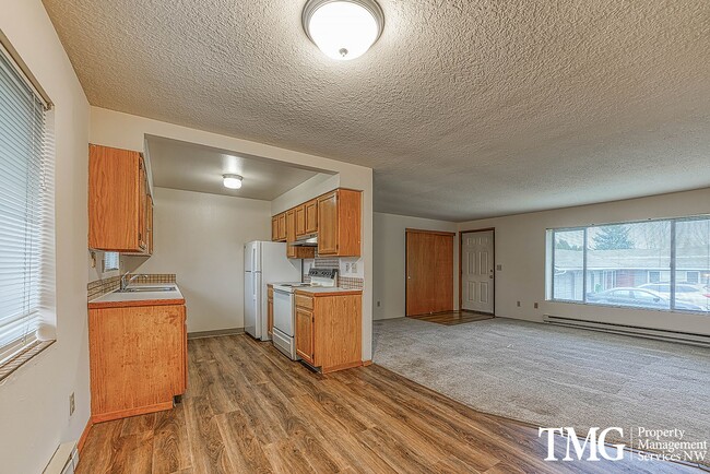 Building Photo - Classical Cute Duplex w/ 2 Bed 1 Bath in Washougal!