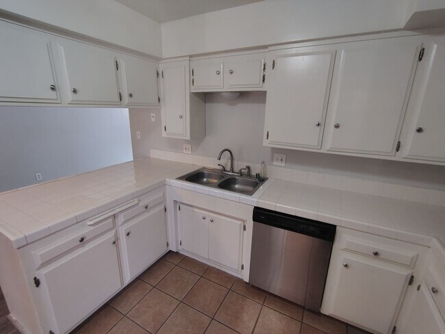 Building Photo - Spacious 3 bedroom 2 bathroom townhouse in Central Bakersfield!
