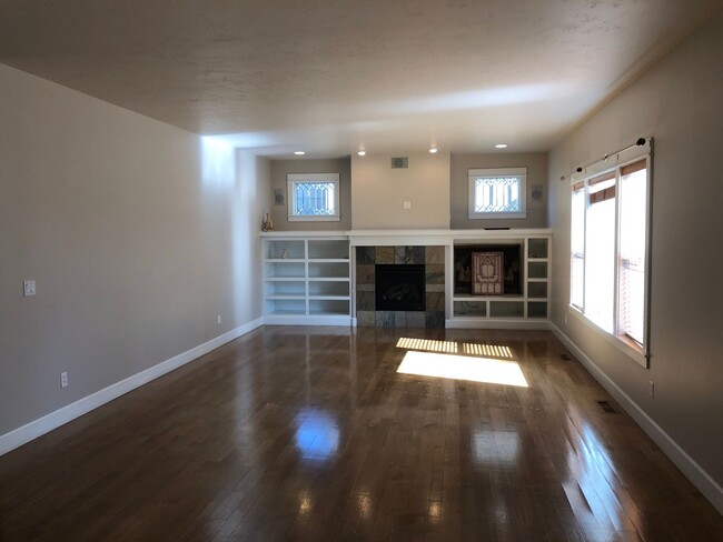 Building Photo - 4 Bedroom / 2.5 Bathroom Home in SE Bend