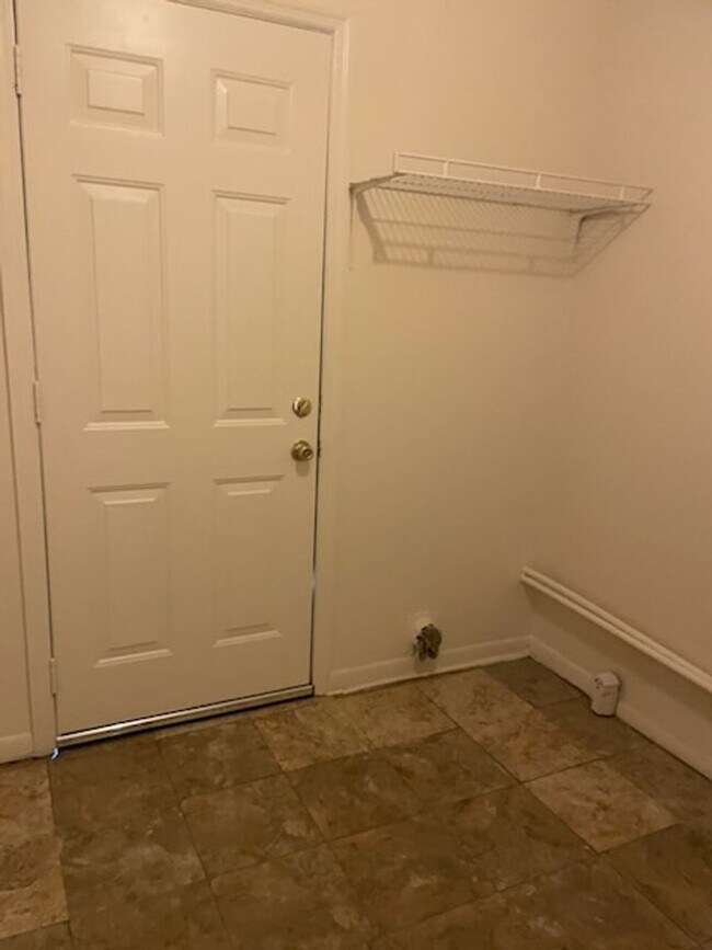 Building Photo - Clean, Move in Ready 4 Bedroom Home