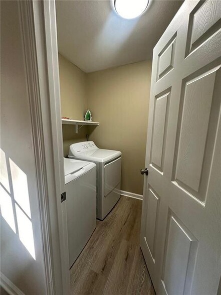 Building Photo - 6702 Songwood Dr