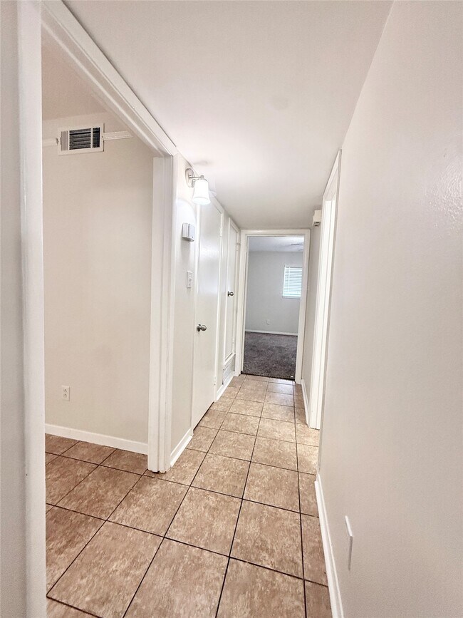 Building Photo - 500 Willow Dr