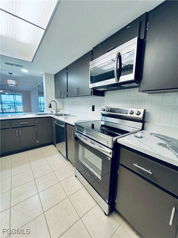 Building Photo - 2711 First St