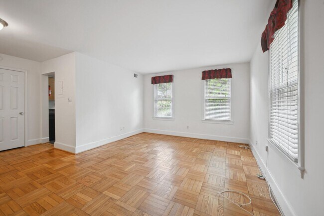 Building Photo - Large, Renovated Apartment Less Than 5 Minute Walk to Cleveland Park Metro!