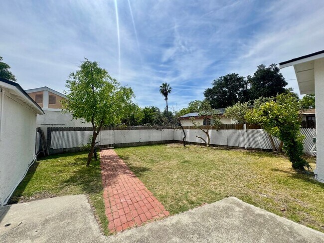 Building Photo - 1554 E Woodbury Rd