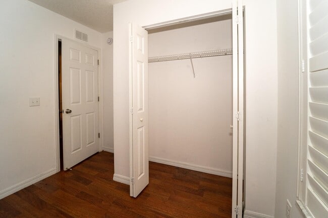 Building Photo - 841 Helen St