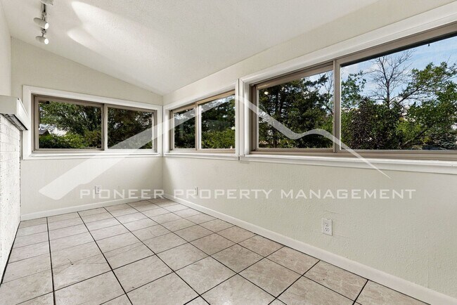 Building Photo - 648 Buchanan Ln