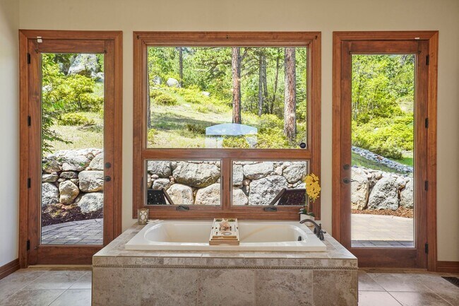 Building Photo - Stunning Broadmoor Estate with Mountain & City Views