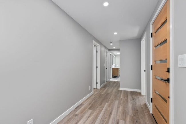 Building Photo - Elegant Air-Conditioned Newly Remodeled Matthews Beach Rambler