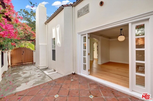 Building Photo - 135 N Gower St