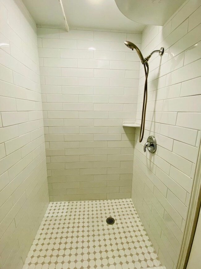 Building Photo - Beautiful and Spacious 4bdrm/2.5bth Tri-Le...