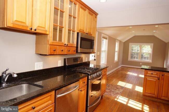 Building Photo - 923 Lewis Ave