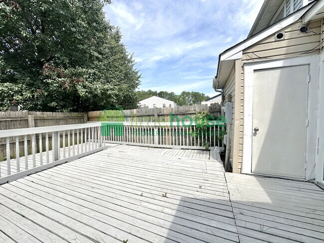 Building Photo - 3207 Creekside Dr