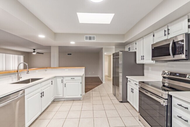 Building Photo - Beautifully updated Ranch Style Home