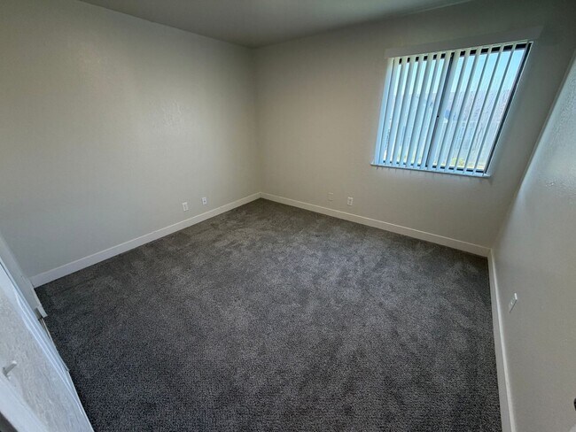 Building Photo - The Mooring, 3 bedroom, 1 bathroom - 2nd floor apartment