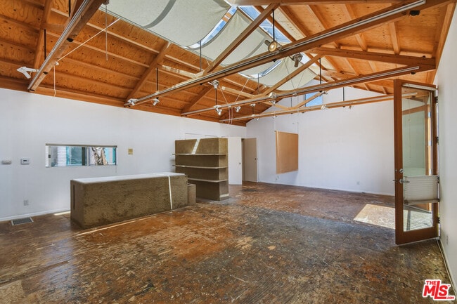 Building Photo - 656 Angelus Pl