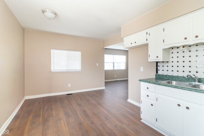 Building Photo - 1701 Nelson Ave