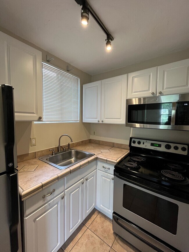 Building Photo - 6814 Thomas Blvd