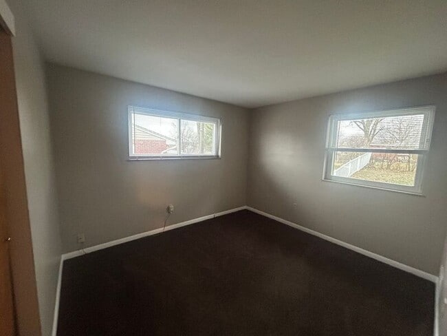 Building Photo - 5150 Chantilly Dr