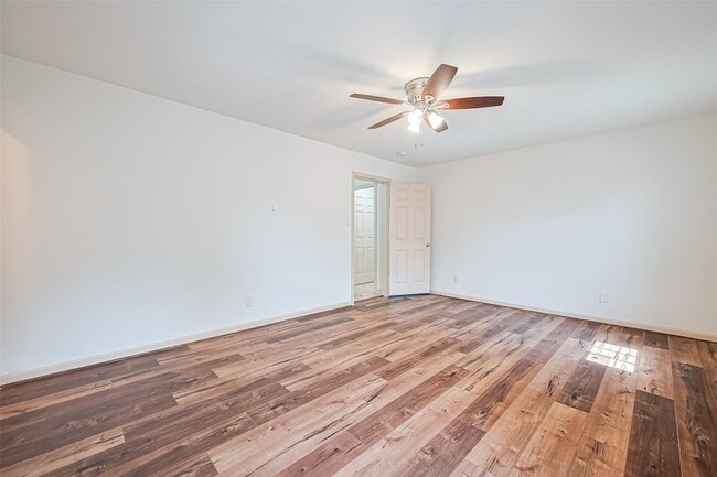 Building Photo - 982 W Donovan St