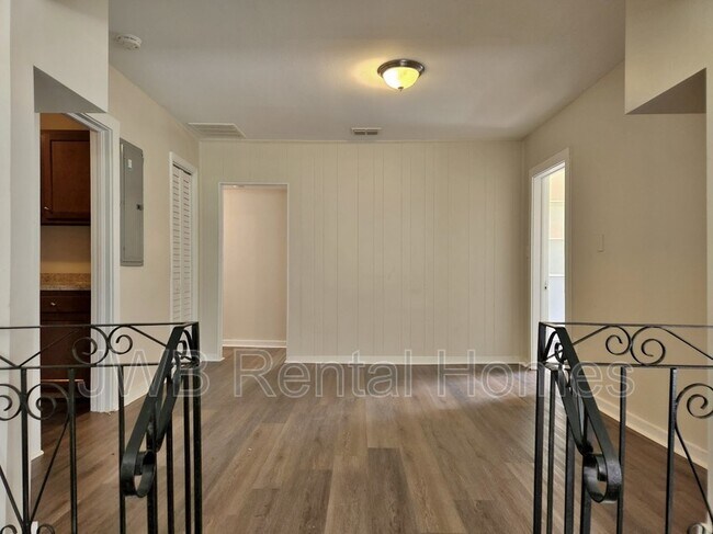 Building Photo - 214 Santa Barbara St