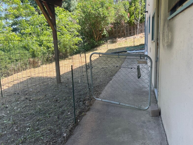 Building Photo - 1300 NE Williams St