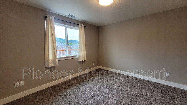 Building Photo - 601 SE Rose Ridge Dr