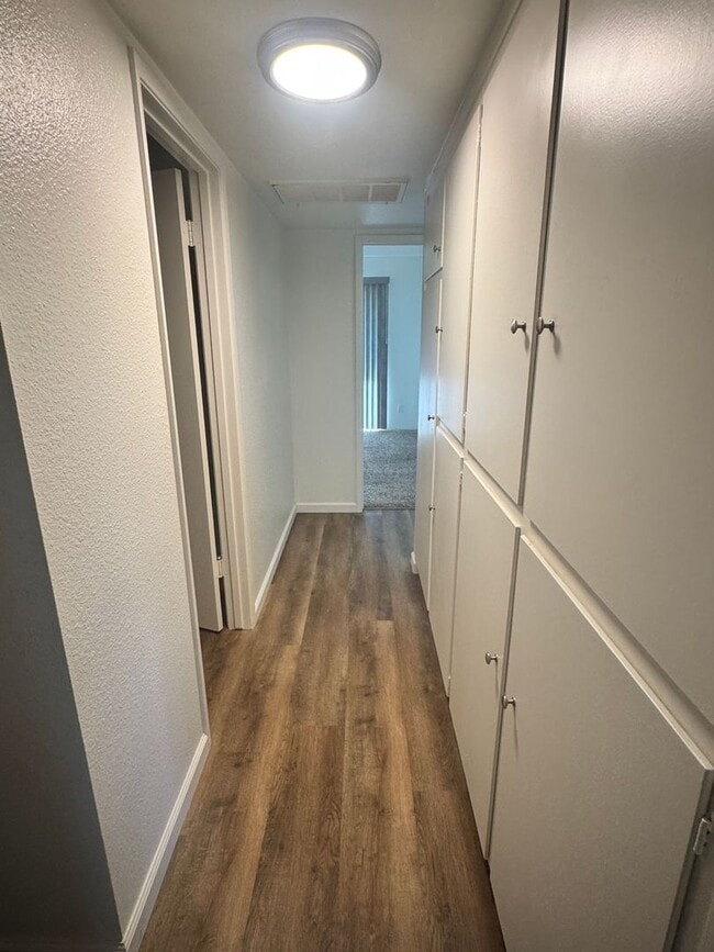 Building Photo - 2 Bedroom, 1 Bath with Garage near Hospital.