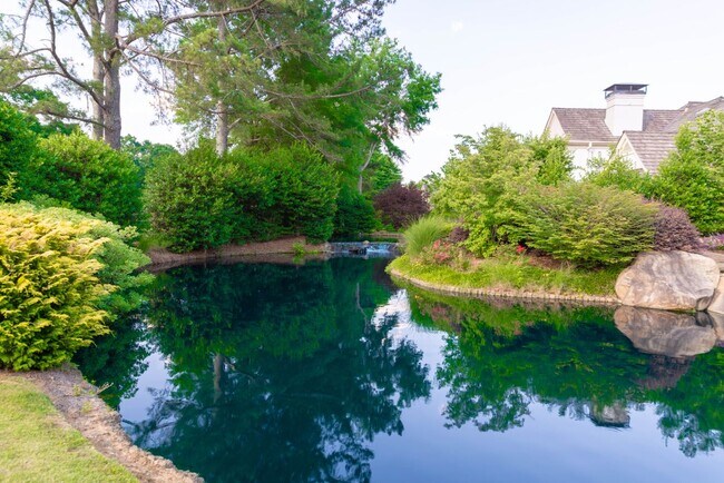 Building Photo - 3200 Brookside Dr