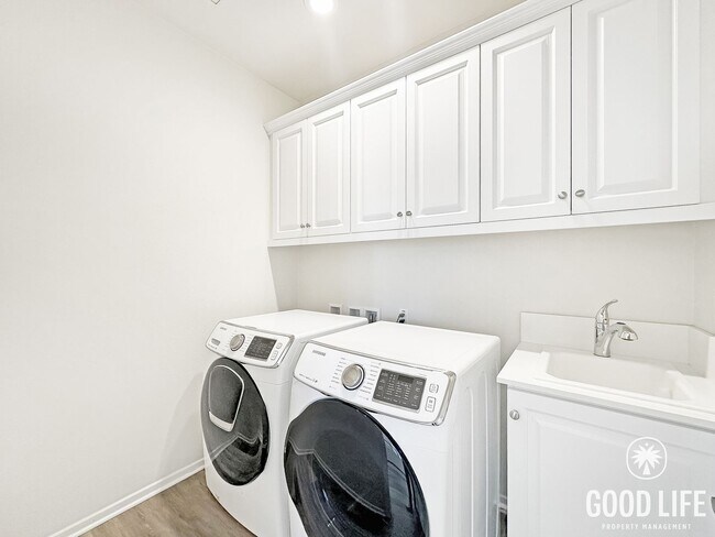 Building Photo - Stunning 2000+ sqft  4B/3BA Home in a Great Community!