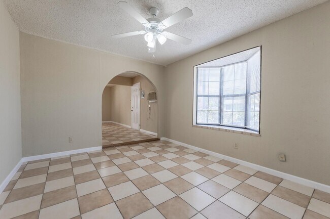 Building Photo - 875 Plainview Dr