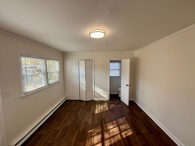 Building Photo - Three bedroom, 1.5 bath house in Burlington