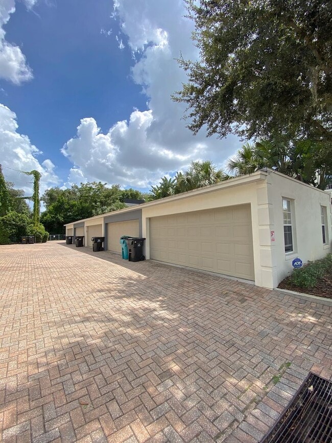 Building Photo - Stunning and Unique Luxury Town Home for R...