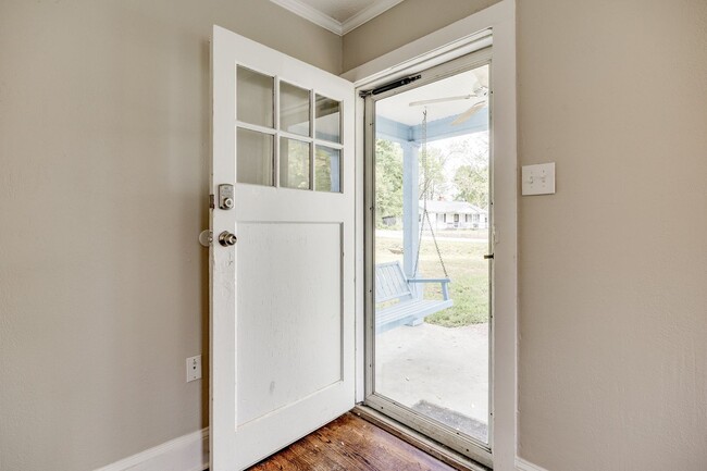 Building Photo - Super cute, 3 bedroom 1 bath in Chester!