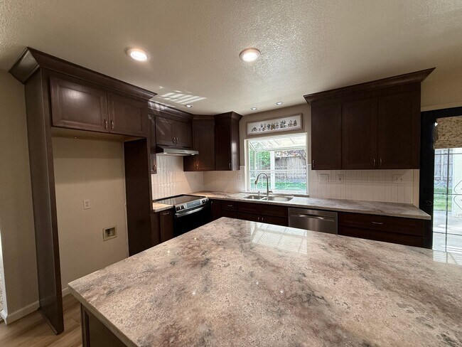 Building Photo - Nicely updated 4-bedroom in Oakdale!