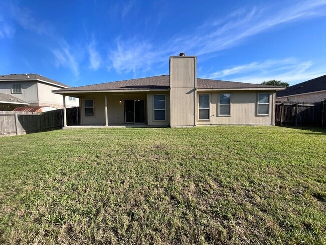 Building Photo - Available NOW!!!! Beautiful 1 story, 4 bedroom, 2 bath, 2 car garage home with a privacy fenced y...