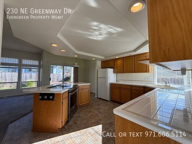 Building Photo - 230 NE Greenway Dr