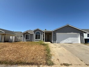 Building Photo - Spacious 4bed 2bath home in the Rio Linda/...