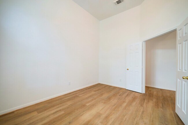 Building Photo - 1807 River Trail