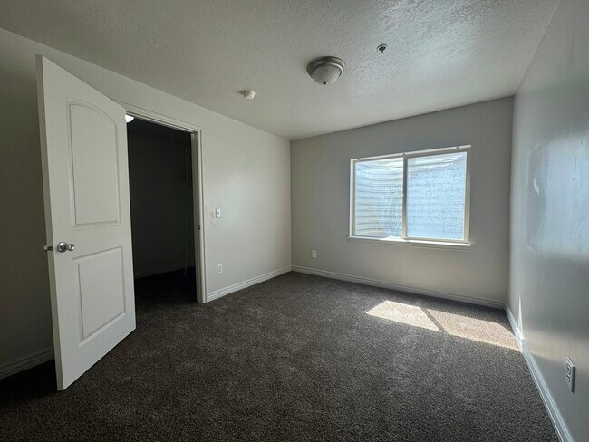 Building Photo - 83 930 E