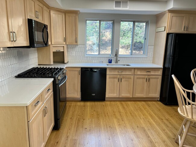 Building Photo - Spacious Home Close to Everything!