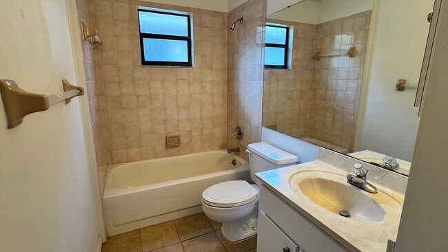 Building Photo - 2122 NE 39th Ave